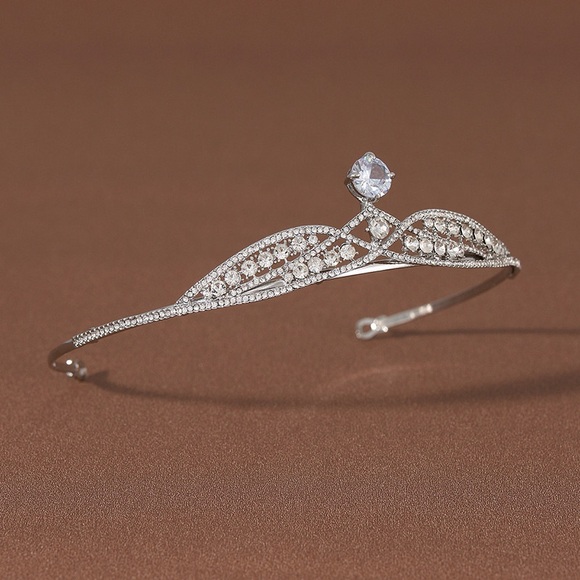 Elegant Silver Tiara with Crystal Accents